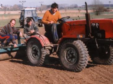 Vysévání trávníku na fotbal