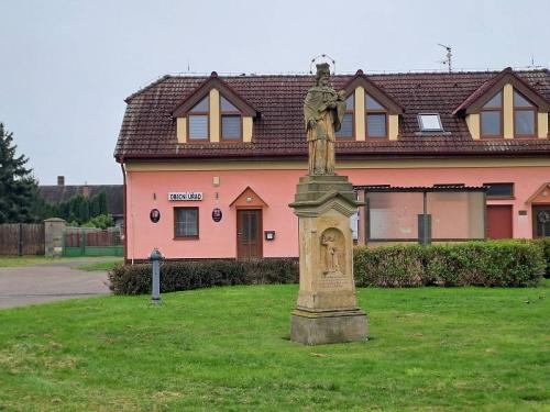 FOTOHÁDANKA: Poznáte podle fotek a videa nejmenší obec na Hradecku?